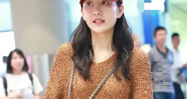 王鸥当妈后状态越发年轻！穿美拉德毛衣+阔腿裤+棒球帽 时髦又减龄