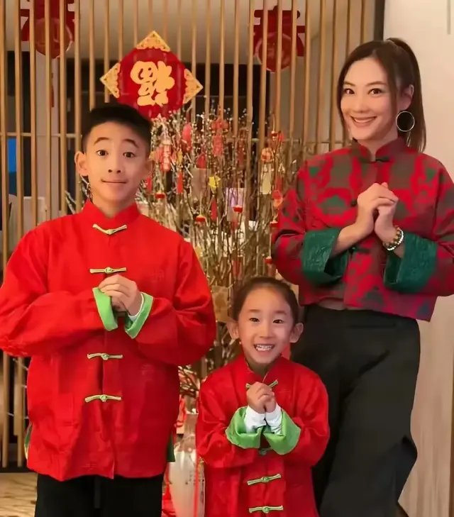 陈小春两儿子COS哪吒，网友：春哥基因太强，两儿子没一个像妈的