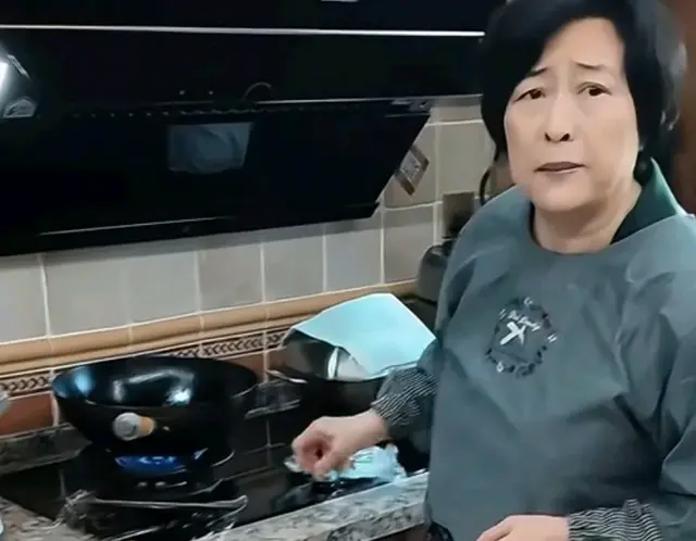 67岁许娣在北京，亲自下厨宴请老友，老公罕出镜，头发全白很显老