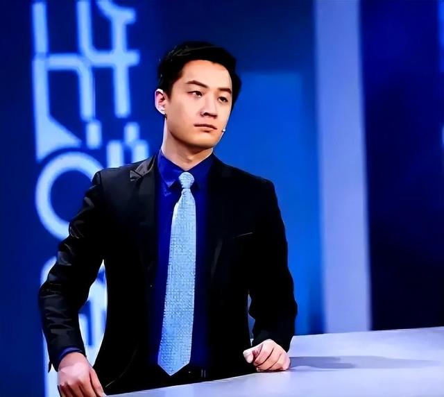他是央视“学历最高”男主持，倪萍的接班人，娶演员妻子很幸福