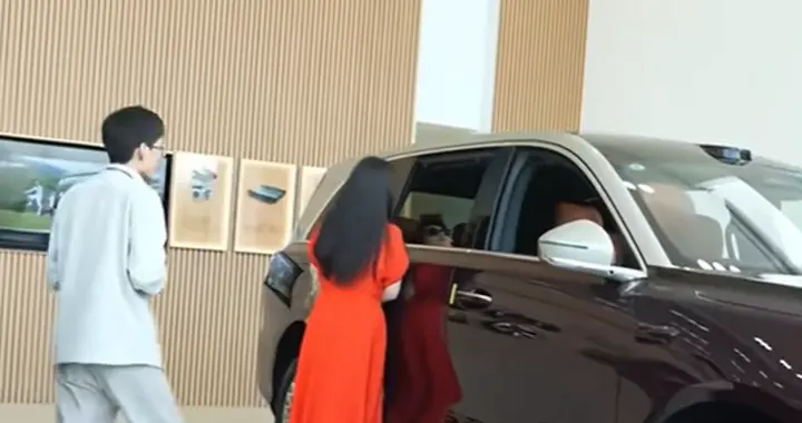 霍思燕杜江去门店看新车，还带小狗上车试驾，有钱人也买40万的车