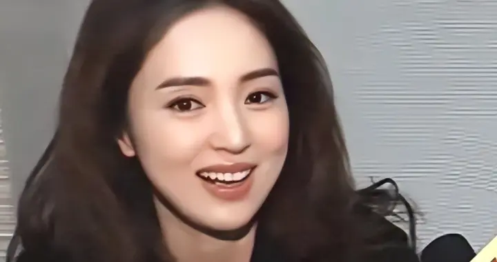 看完董璇和高云翔合影，再看她和张维伊合影，生理性喜欢显而易见