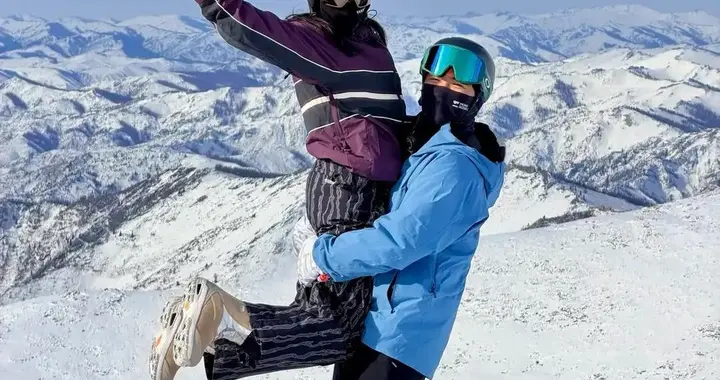 杨采钰大方秀恩爱，晒与男友滑雪照浪漫又温馨，两人仍未走进婚姻