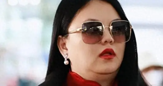 李湘王岳伦一同回国，拎4万手提包，看她全身照被吓到：真像座山