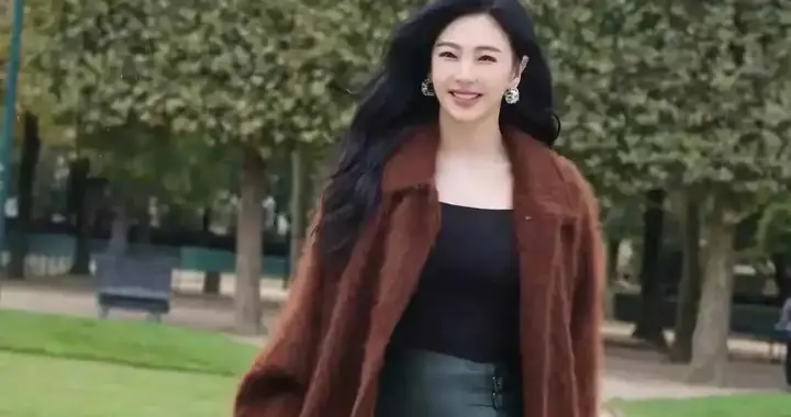 张雨绮换风格后气质大变！穿棕色大衣+黑色皮裙+短靴，时髦又洋气