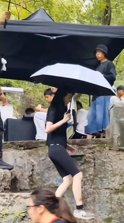 景甜永顺拍戏大长腿抢眼，工作人员惨掉山下，没有大碍