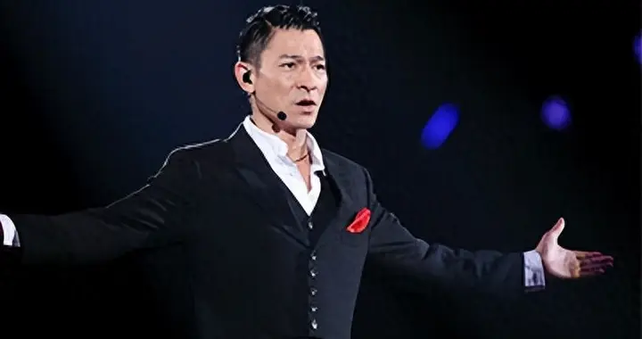 港娱这一夜，人情世故江湖地位，在64岁刘德华身上体现得淋漓尽致