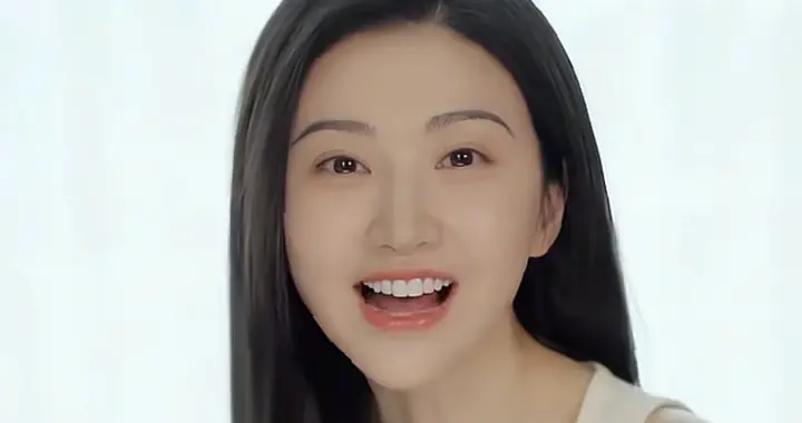 37岁景甜最新穿搭：白背心+牛仔裤，减龄高级又时髦，看着像25岁