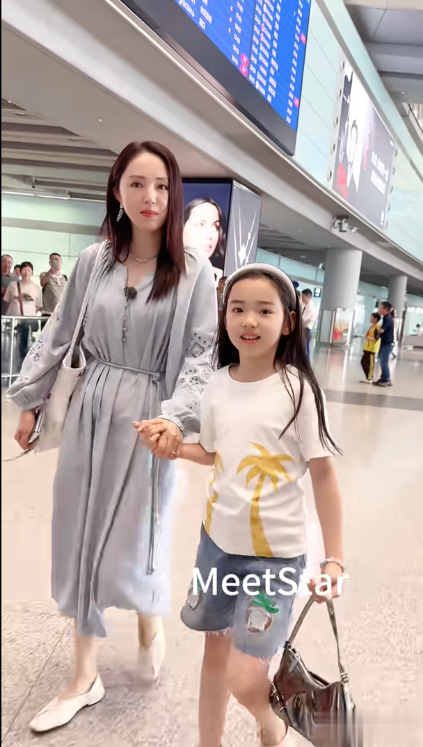 董璇牵9岁女儿现身北京机场，小酒窝笑着挥手，被指像浪姐管乐