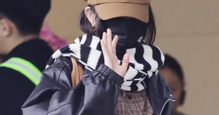 杨幂出发三亚机场照，穿黑皮衣自带拽姐buff，不露脸仍美得极致！