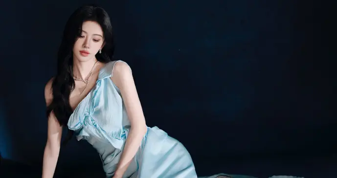 鞠婧祎的大长腿好吸睛，这才是美脚玉足。