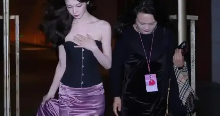 被易梦玲的路透生图惊艳到，紫色缎面裙搭鱼骨抹胸！真的很有感觉