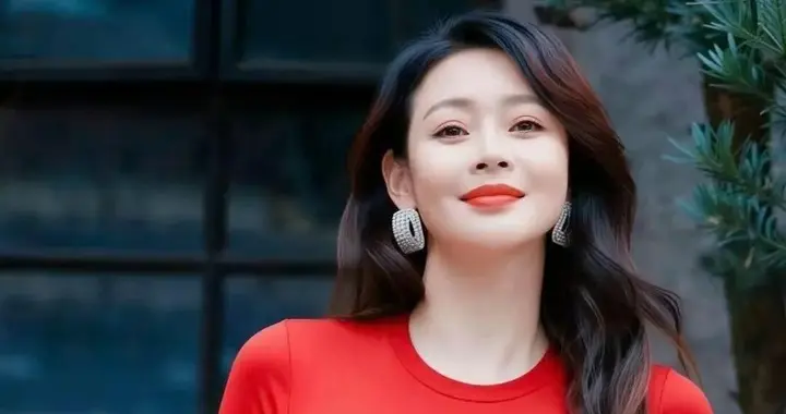 于明加穿紧身牛仔裤，太有魅力了