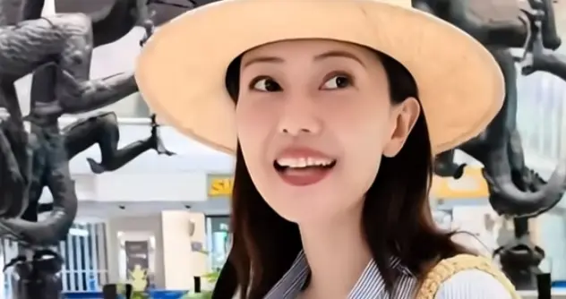 高圆圆真是太会穿，蓝条纹裙搭草编包配宽檐帽卷发衬得松弛又貌美