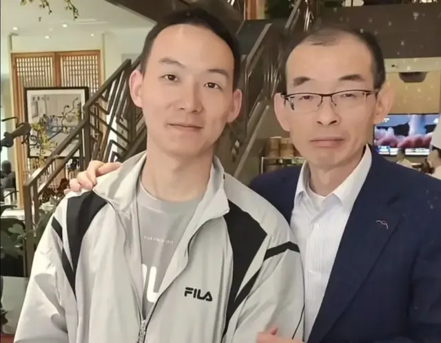 浩南回校一切准备妥当，穿新衣服帅回高中生，大妹实力宠哥反遭拒