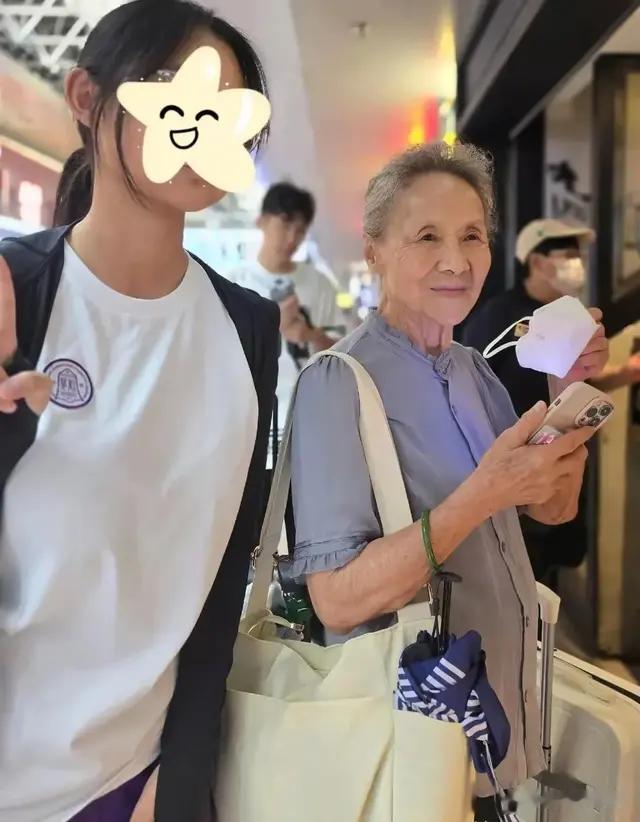 吴彦姝北京被偶遇，她包上挂着labubu好潮，87岁依旧优雅迷人