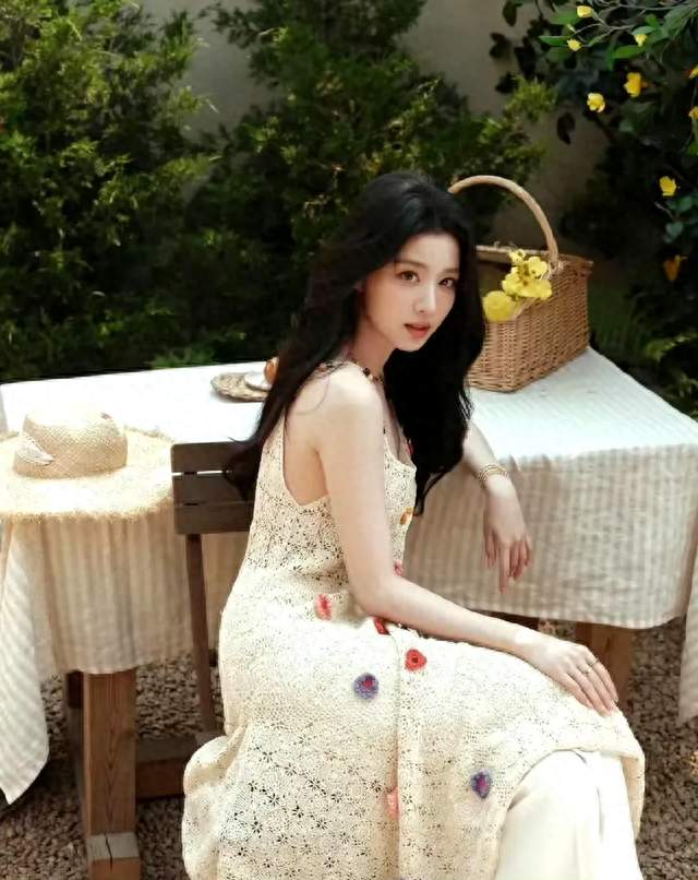 王楚然穿镂空花裙，美得让人心头一颤 ???