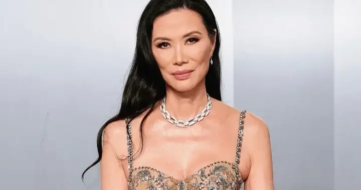 邓文迪参加奥斯卡医美痕迹明显，有小肚腩眼神吓人，一看就不好惹