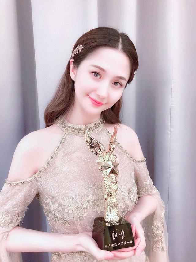 她家世显赫，却因失恋去拍三级片，如今34岁身价过亿，却依旧单