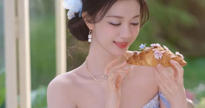 王楚然 身穿冰蓝纱裙清透 丰腴好美丽！