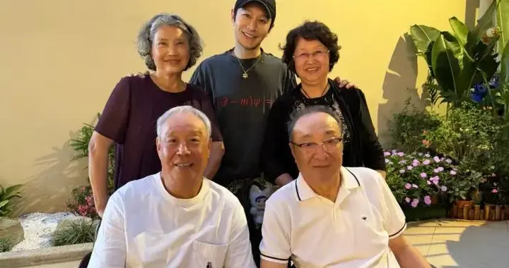 黄晓明带父母三亚过年！偶遇两位恩师，五人吃10道年夜菜好丰富！