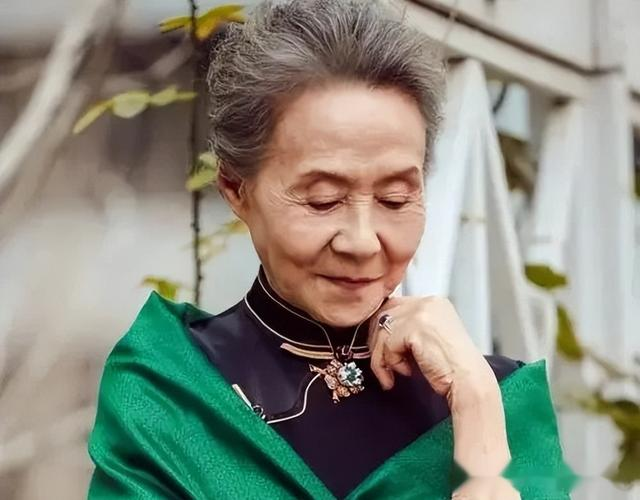 吴彦姝是我见过最端庄的“老年奶奶”：发盘起、裙过膝，真优雅