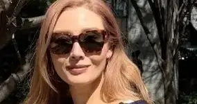 李嘉欣晒日本度假照，站在樱花树下，网友：年轻漂亮！ ???