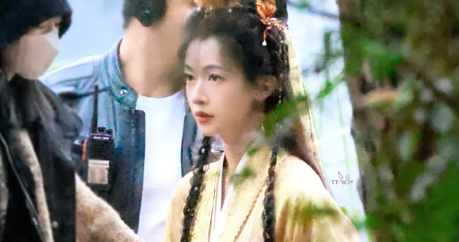 吴谨言异域公主路透美出圈！彭小苒经典赵露思像精灵，宋雨琦好萌