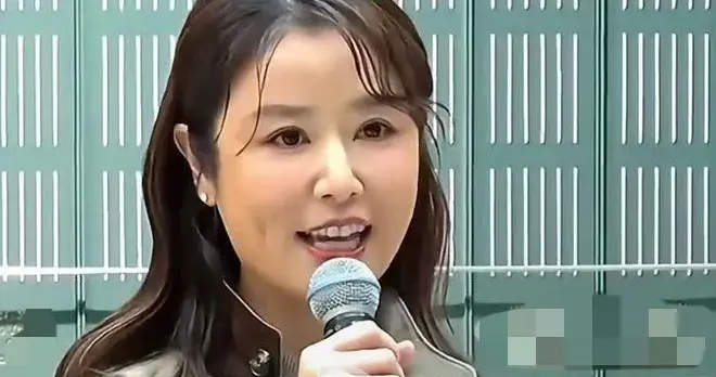 49岁林心如增肥后大变样！穿西装+阔腿裤好高级，差点认不出！