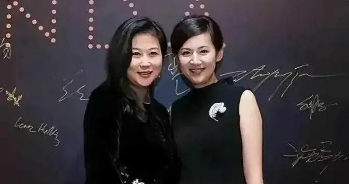 不愧是嫁给上海首富的美女主持人，54岁了还像30出头的