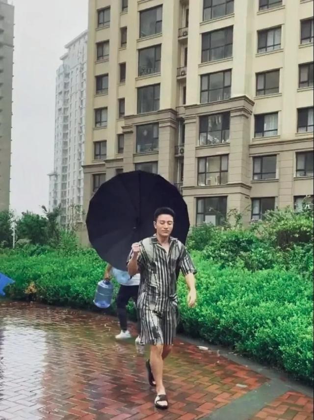 不怪李小璐要为他生孩子，真人确实帅气，身材也很好。