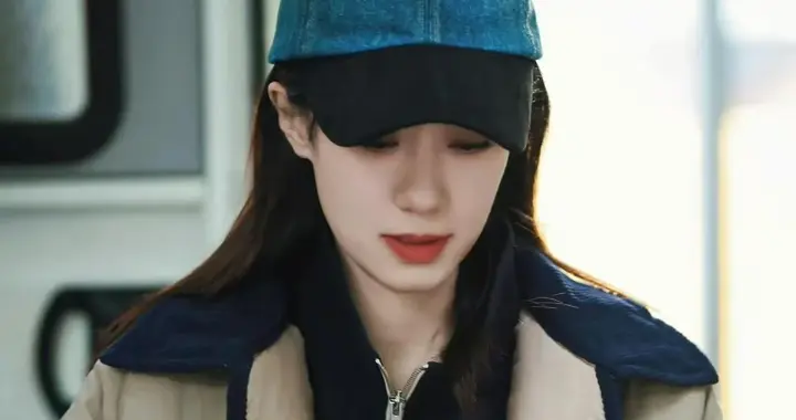 张小斐私服造型真年轻！翻领外套+半拉链卫衣+棕色长裤 时髦又减龄