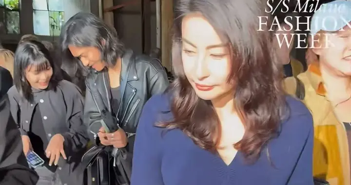 郭晶晶参加品牌时装秀！罕见穿红裙很艳丽，涂大红唇造型引热议