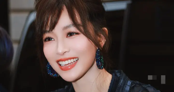 37岁文咏珊米兰看秀，放下刘海，笑容甜美，好减龄