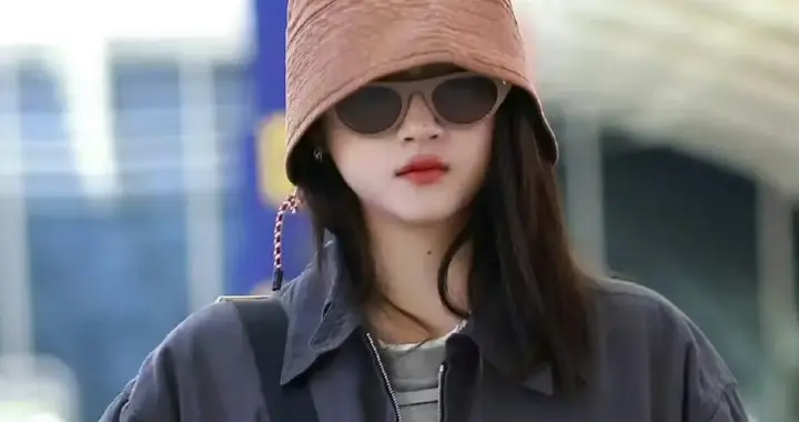 关晓彤米兰时装周机场路透：炭灰色夹克搭短裙大长腿比例逆天吸睛