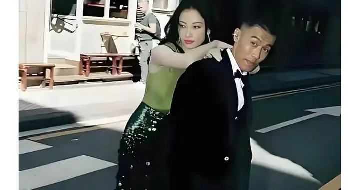 倪妮与男友逛街被偶遇！牵手举止亲密大秀恩爱，画面太美了