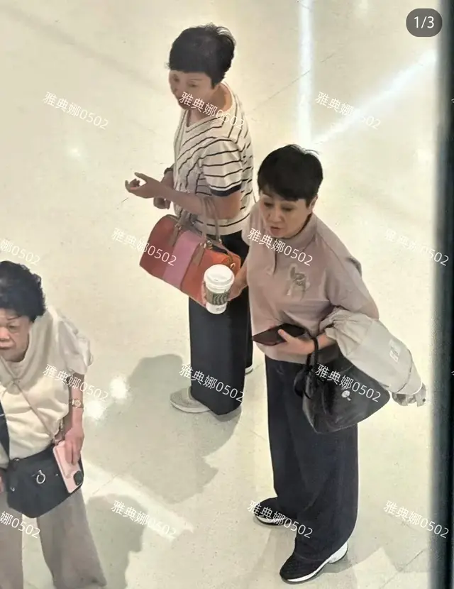 东莞偶遇赌王四太梁安琪跟娘家人一起逛街，本人个子不高气场很强