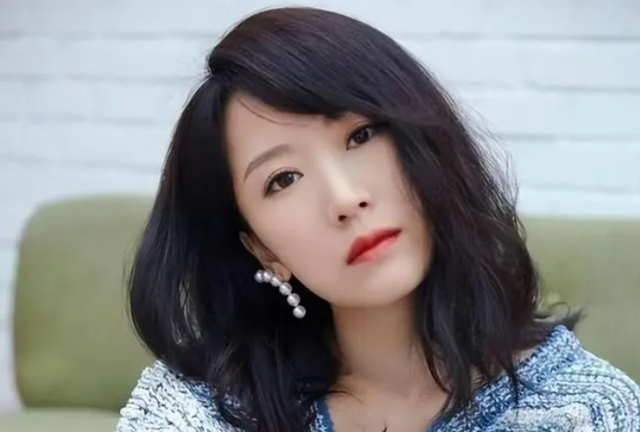 李念晒海边豪宅，12岁女儿出镜漂亮高挑，她终于过上理想生活!