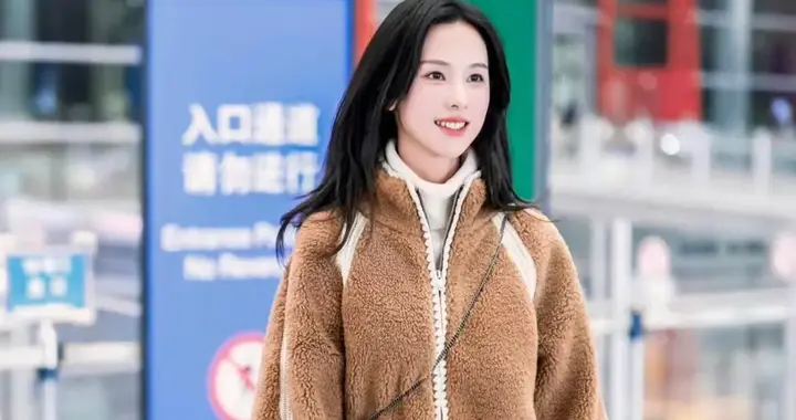 陈都灵机场私服真会穿！棕色羊羔毛外套微喇裤，时髦保暖又洋气！