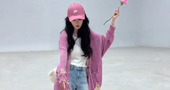 杨幂最新穿搭造型，破洞毛衣破洞裤也能穿出花来，她真的好会搭配