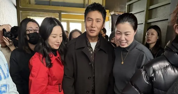 董洁陈坤同框好唏嘘，红色外套显老气，陈坤眼神疲惫没了当年灵气