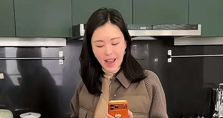 王石小女儿升小学，田朴珺在家陪娃包饺子 6岁AA会洗碗王石很欣慰