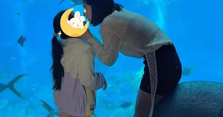 颖儿带女儿回付辛博老家，不住婆家住酒店，公婆出镜都好宠月亮