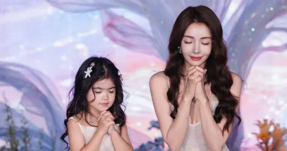 姜潮为妻女庆生，3岁女儿漂亮留一头长卷发，生日宴换了4套衣服