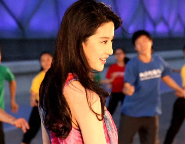 刘亦菲唯一的缺点就是———穿不完的丑衣服