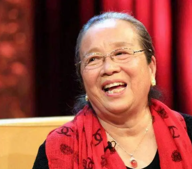 “容嬷嬷”年轻时是校花？本以为是开玩笑，看到照片后被惊艳了！