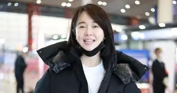 47岁左小青剪了短发大回春！穿黑色羽绒服+阔腿裤，没有大妈味