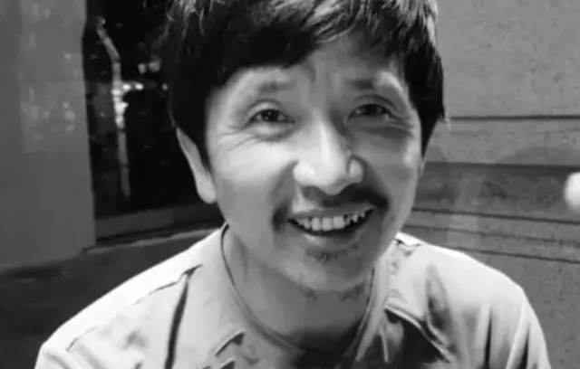 他曾出演400多部作品，比肩王宝强，如今却死在几平米的出租屋