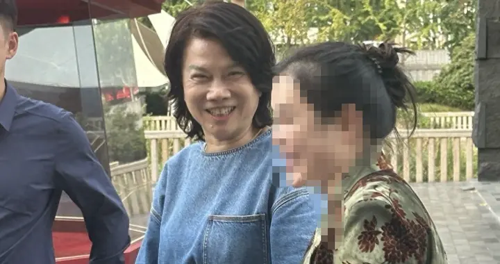 71岁董明珠现身武汉街头，穿牛仔束腰指导工作，眼神凌厉消瘦不少