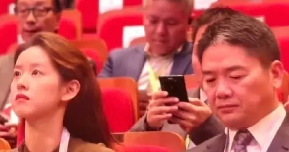 章泽天刘强东现身韩国，婚变传闻再起，女方躲闪触碰男方眉头紧皱